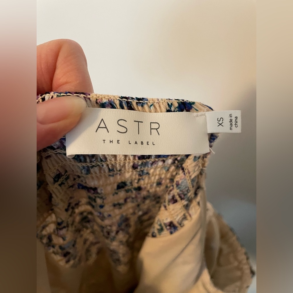 ASTR The Label. Square Neck Bubble Sleeve Dress - Picture 4 of 4